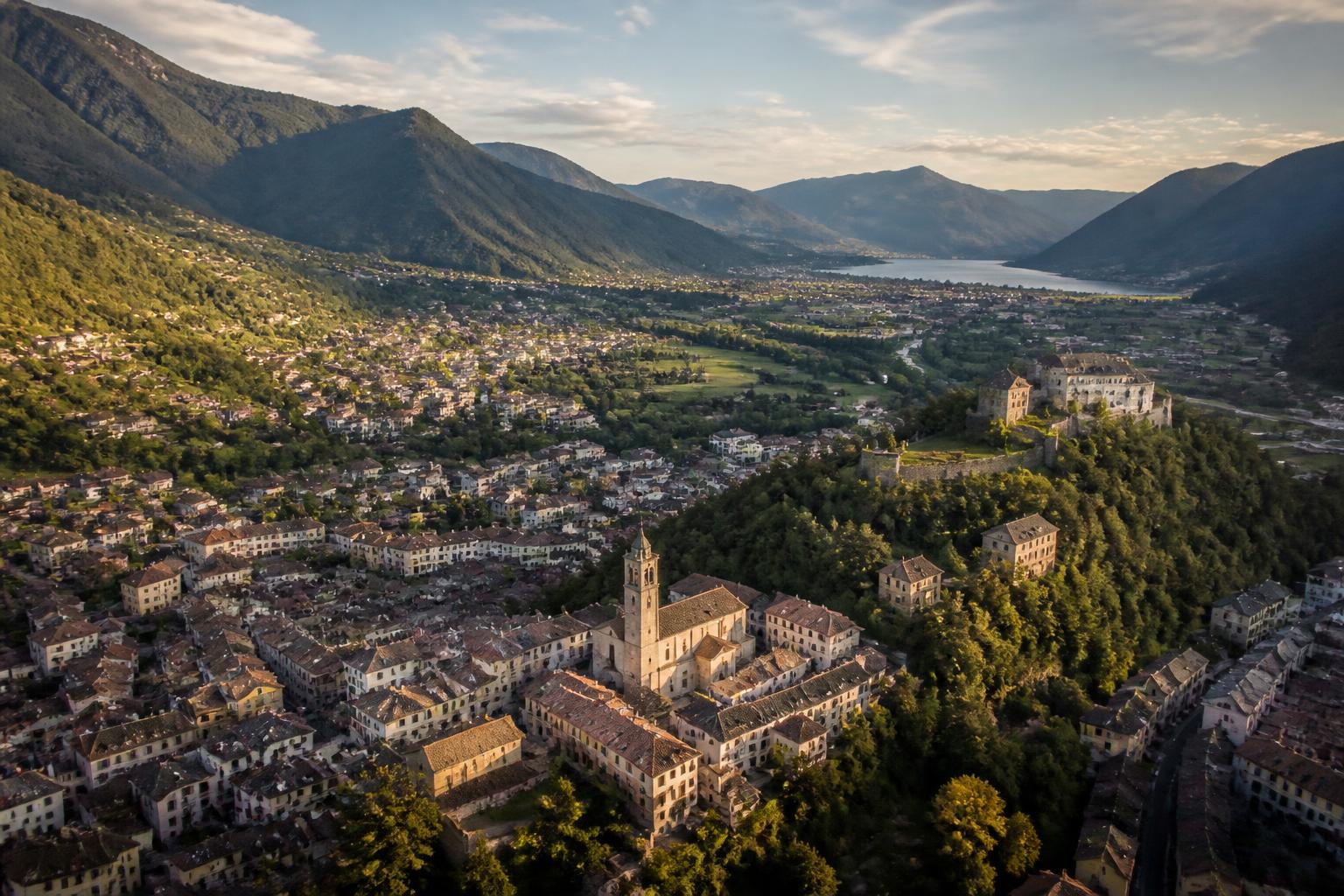 Veduta di Pergine Valsugana, il castello e la valle del Fersina in Trentino